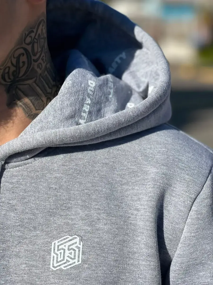 Close-up de moletom Duarty com a marca aplicada no capuz