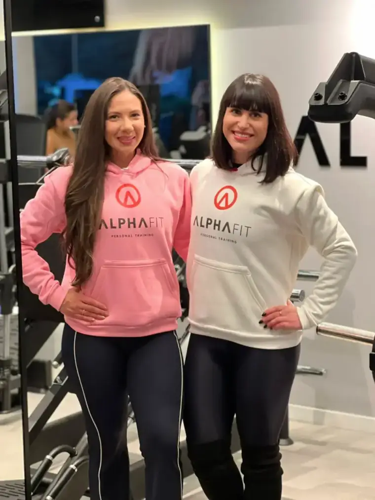 Moletons personalizados AlphaFit vestidos por clientes
