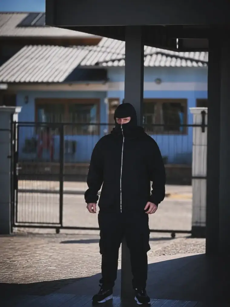 Peça streetwear Duarty em produção urbana
